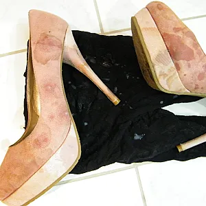 Bi Jennifers Pumps & Strumpfhose bespritzt Galeriebild