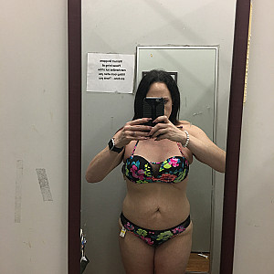 Das erste Bild von Mannwifeusa69's Galerie - Sarahs summer bikinis