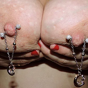 Meine geilen großen gepiercten Titten Galeriebild