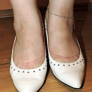 Geil nackt mit weißen Pumps Galeriebild