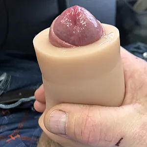Gummimuschi im Büro gefickt Galeriebild