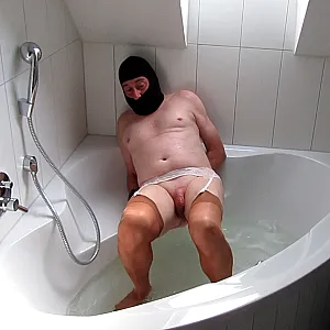 Das erste Bild von pekki0965's Galerie - vidcap Sklave in der Wanne 08