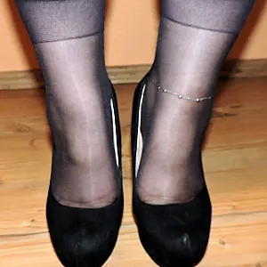 Sexy und geil im Kleid mit High Heels Galeriebild