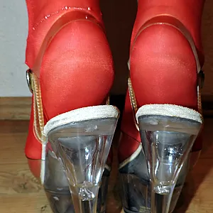 Sexy in rot mit Strapsen Galeriebild