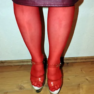 Sexy in rot mit Strapsen Galeriebild