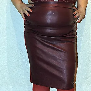 Sexy in rot mit Strapsen Galeriebild