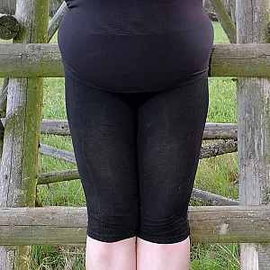 Sexy in schwarz auf der Leiter Galeriebild