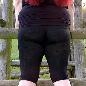 Sexy in schwarz auf der Leiter Galeriebild