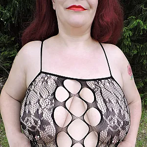 Sexy Kurfen Outdoor im scharfen Spitzenbody Galeriebild
