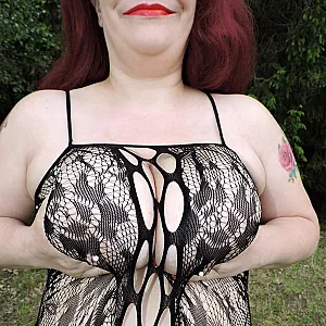 Sexy Kurfen Outdoor im scharfen Spitzenbody Galeriebild
