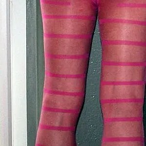 Erwischt! Nackt und nur in Strumpfhose durchs Treppenhaus gelaufen. Galeriebild