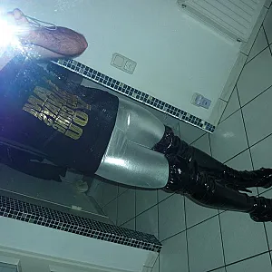 in Glanz Leggigns und High Heels Galeriebild