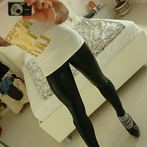 in Glanz Leggigns und High Heels Galeriebild