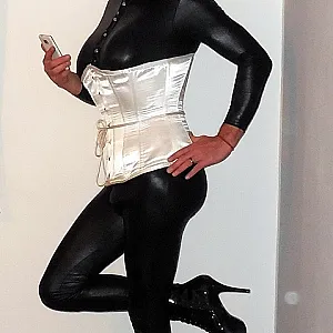 Catsuit und Heels Galeriebild