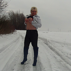 Hot Girl cold Snow Galeriebild