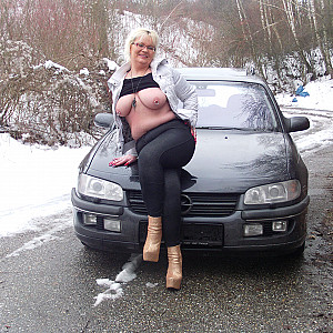 Hot Girl cold Snow Galeriebild