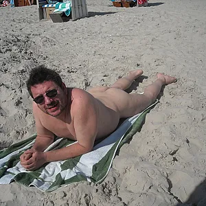 Guy from Berlin is searching gallery image