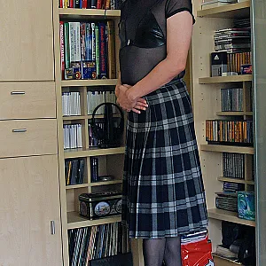 mal elegant im karierten Rock Galeriebild
