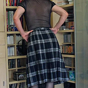 mal elegant im karierten Rock Galeriebild