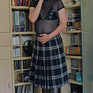 mal elegant im karierten Rock Galeriebild