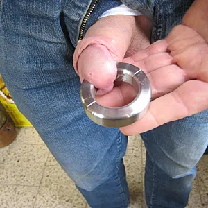 Piercing und Finger Galeriebild