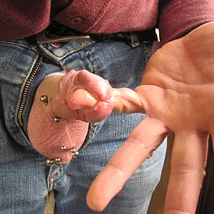 Piercing und Finger Galeriebild