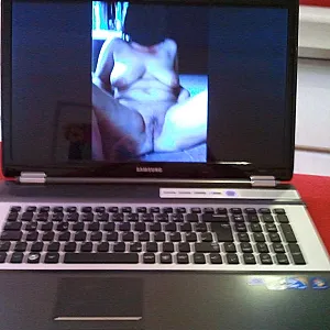 Frau eines User bewichst Galeriebild