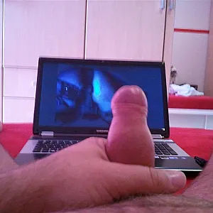Frau eines User bewichst Galeriebild
