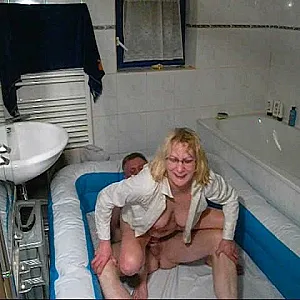 Piss und Fickspiele im NS Pool Galeriebild