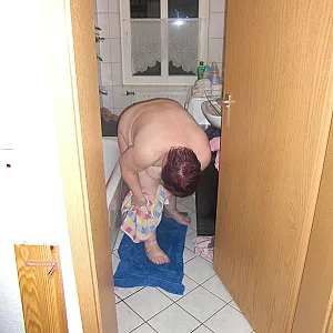 frau beim Duschen Galeriebild