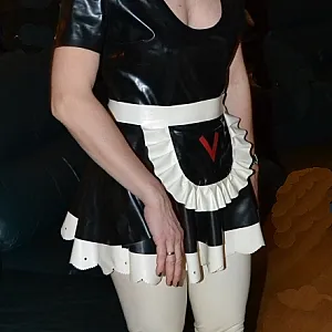 Latex Hausmädchen Galeriebild