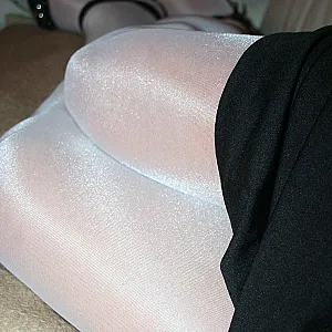 Elegante Festtags Damen Feinstrumpfhose mit Super Glanz Galeriebild