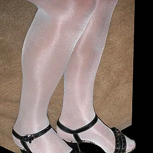 Elegante Festtags Damen Feinstrumpfhose mit Super Glanz Galeriebild