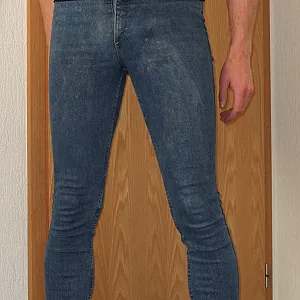 knallenge sperma stretchjeans Galeriebild