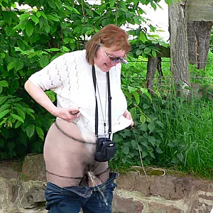 Iris peeing gallery image