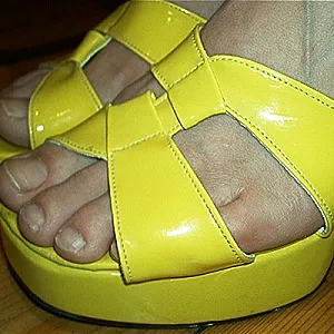 gelbe heels Galeriebild