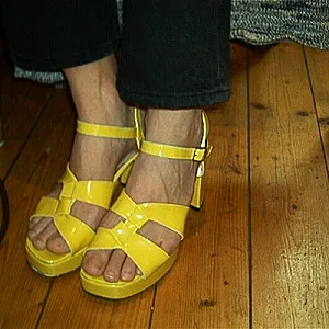 gelbe heels Galeriebild