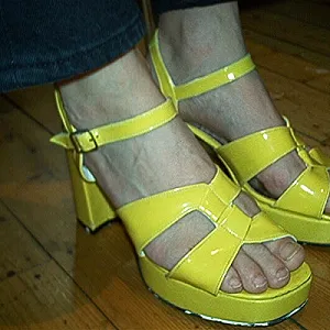 gelbe heels Galeriebild