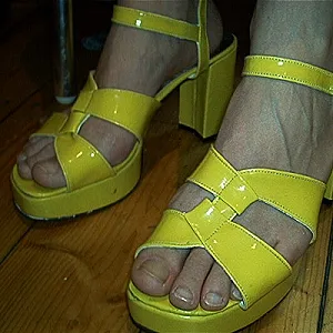 gelbe heels Galeriebild