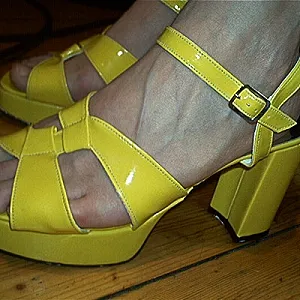 gelbe heels Galeriebild