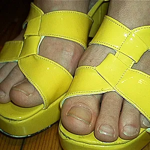gelbe heels Galeriebild