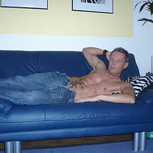 Erst in Jeans und dann splitterfasernackt!!!! Galeriebild