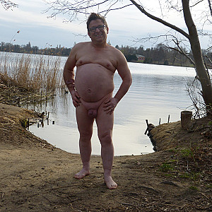 Nr.2  55Paul55 Nackt vor dem See Galeriebild
