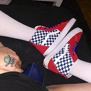 Sneaker und Tubesocken Galeriebild
