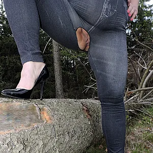 geil in schrittoffener Hose Galeriebild
