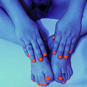 im Neon Style meine Löcher nackt und geil Galeriebild