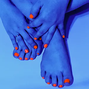 im Neon Style meine Löcher nackt und geil Galeriebild