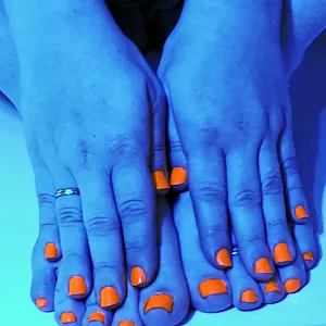 im Neon Style meine Löcher nackt und geil Galeriebild
