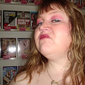 Posen in der Pornoabteilung Galeriebild