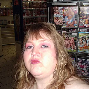 Posen in der Pornoabteilung Galeriebild